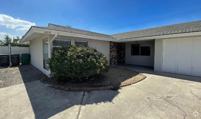 Building Photo - Two Bedroom Two Bathroom Duplex in Hemet! Rental