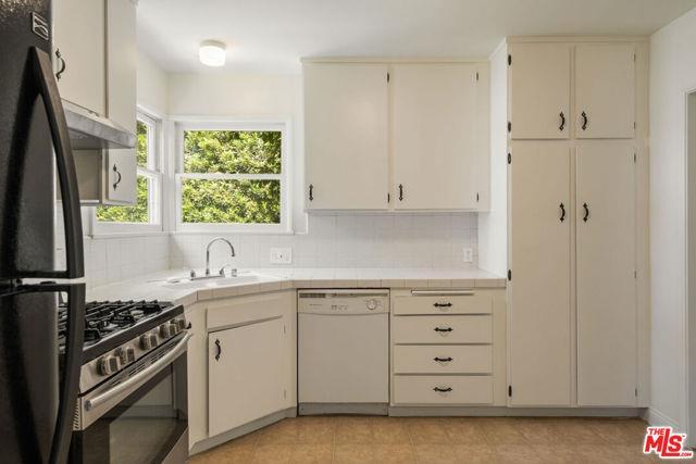 Photo - 885 Sussex Rd