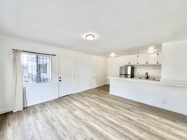 Building Photo - 716 W 81st St Rental
