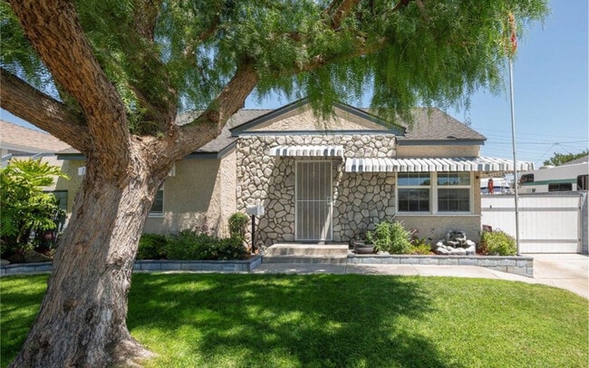 Photo - 6008 Dunrobin Ave House