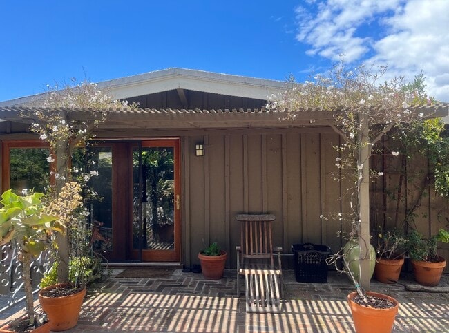 Charming private guesthouse - 2188 Latimer Ln House