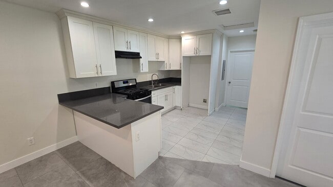 Photo - 6724 Simpson Ave