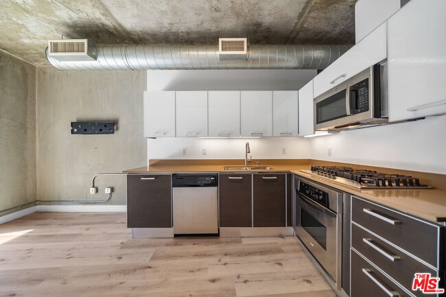 Building Photo - 645 W 9th St Unit 501