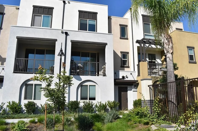 Building Photo - Awesome Spacious Townhome
