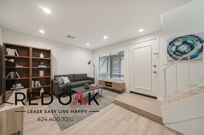 Building Photo - 15050 Moorpark St