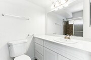 1BR, 1BA - 790SF - Bathroom - Mountain View
