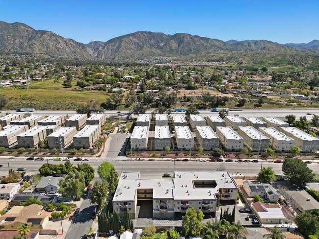 Updated 1BD/1BA Apartment in well maintain... - Updated 1BD/1BA Apartment in well maintain... Unit 105