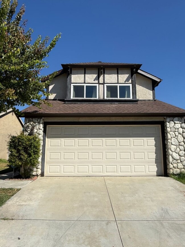 Building Photo - Lovely 3 bed 2 1/2 bath