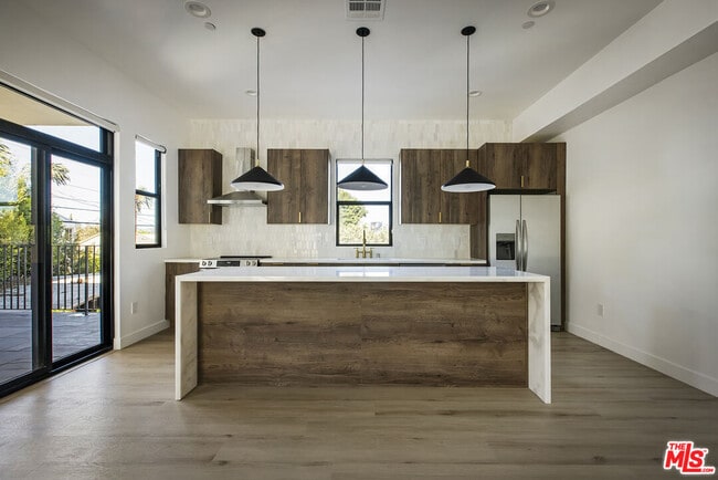 Building Photo - 2651 Vineyard Ave