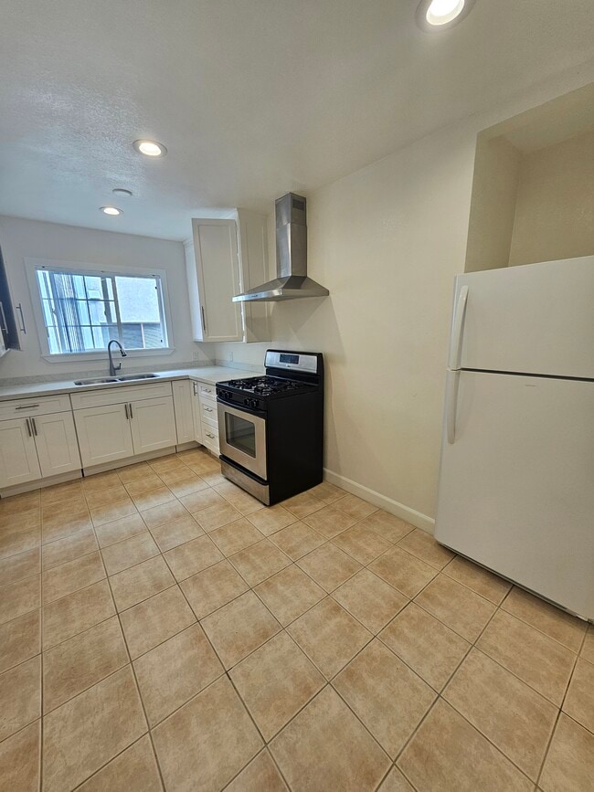 Building Photo - 13009 Venice Blvd Unit 13008 1/2 Venice Blvd.