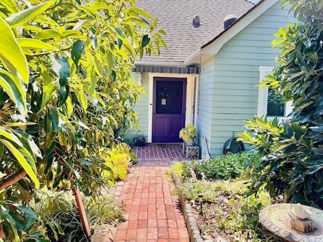 Building Photo - Fully Furnished Tranquil Downtown Home - Available Now!