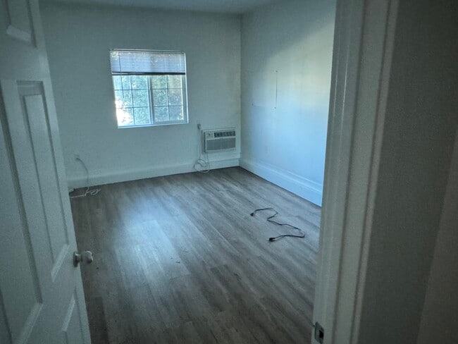 Photo - 22222 Vanowen St