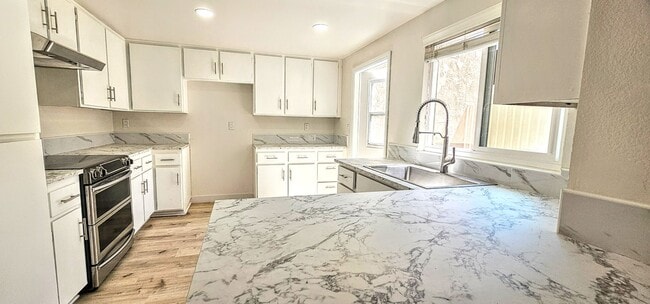 Building Photo - Gorgeous Remodeled 3bed 3bath 2 car garage...