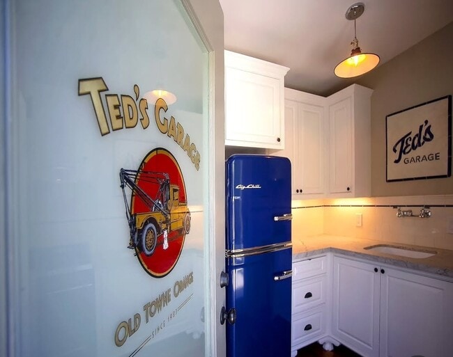 Building Photo - 375 S Shaffer St Unit E