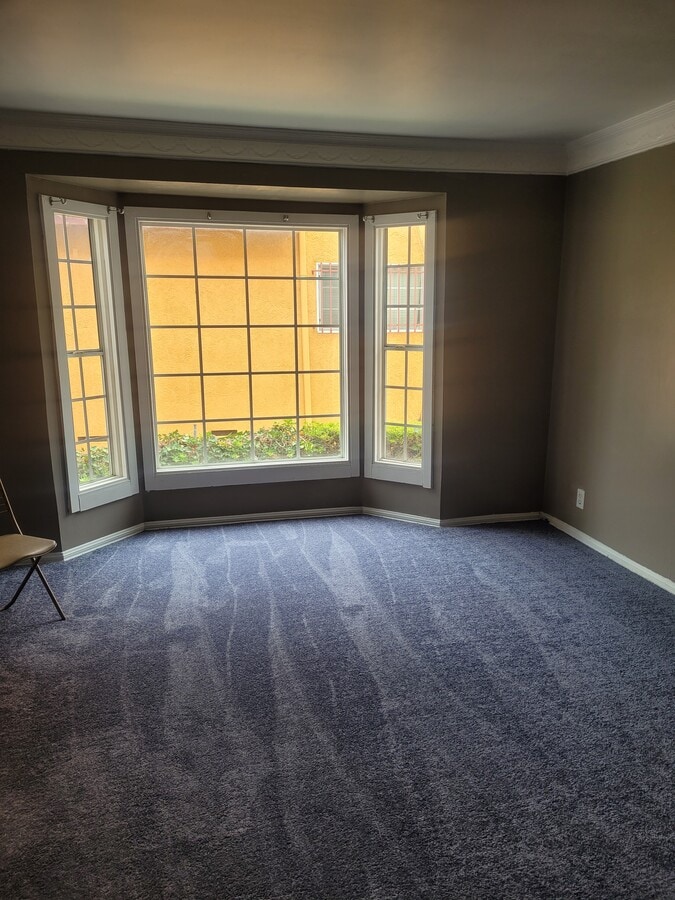 Living area - 1043 Meadowbrook Ave Unit 1043
