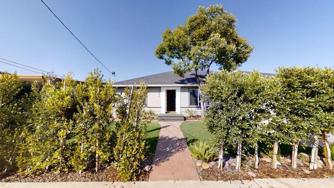 Building Photo - 4BD/2BA, Upgraded Kitchen! Sunroom!