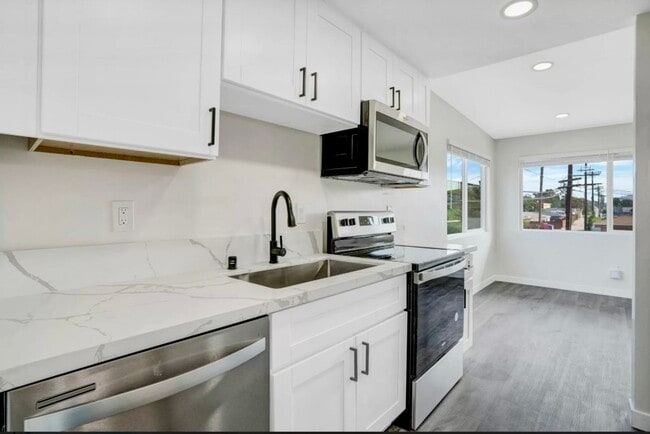 Photo - Beautiful Renovated 1 Bed/1 Bath w/yard-MOVE IN PROMOTION Unit 4959 D