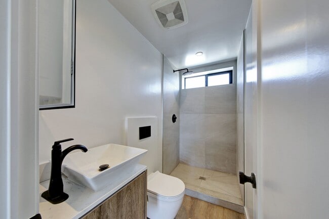 Building Photo - AMAZING NEW CONSTRUCTION Unit 2
