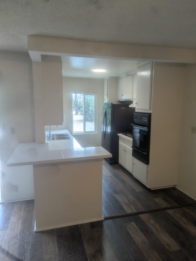 Kitchen - 1311 Lyndon St Unit 8