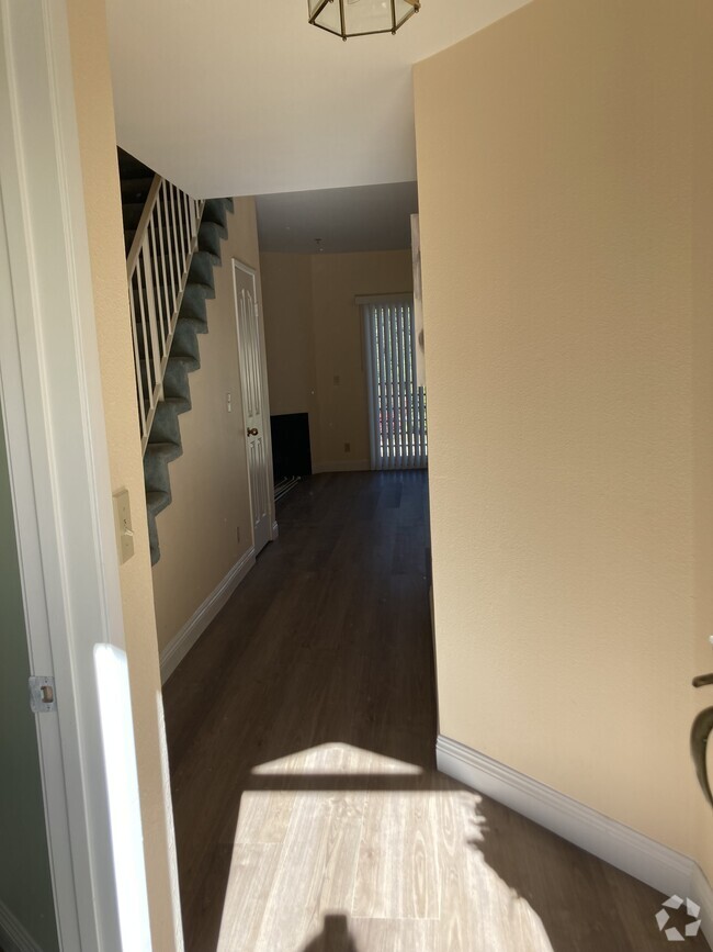 Building Photo - 2706 Honolulu Ave Unit 209 Rental