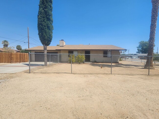 Corner Lot 2 Bedroom w/ 2 Car Garage - Corner Lot 2 Bedroom w/ 2 Car Garage House