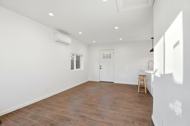 Photo - 648 Anita St