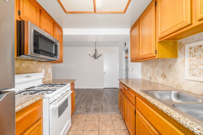 1BR, 1BA - 700SF - Kitchen - 14950 Burbank Blvd