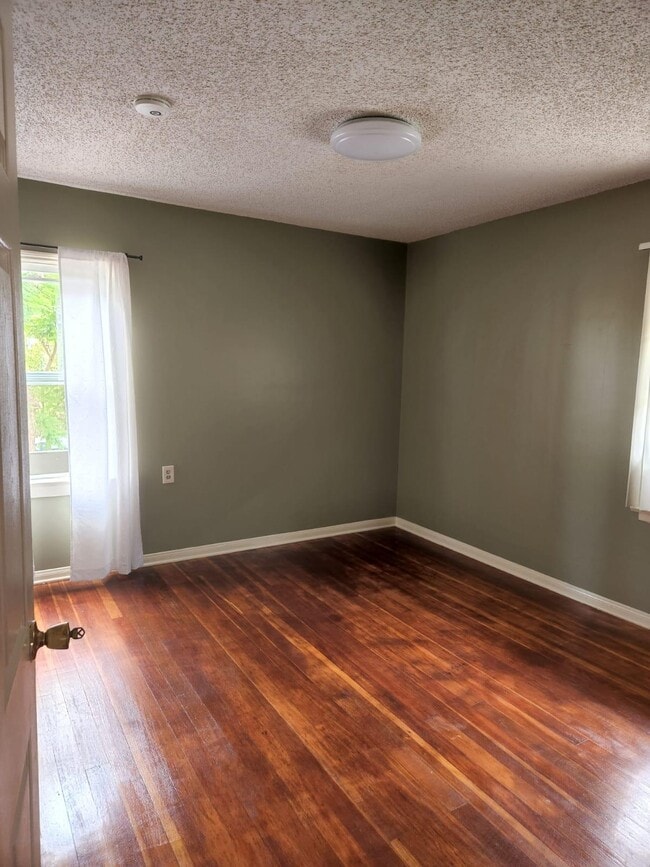 east bedroom - 1200 W 36th St Unit DUPLEX