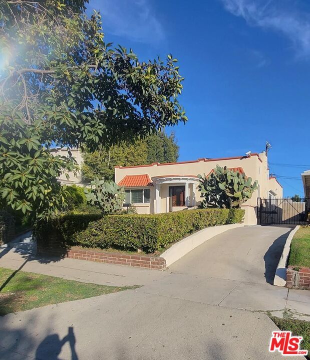 Building Photo - 1030 S St Andrews Pl