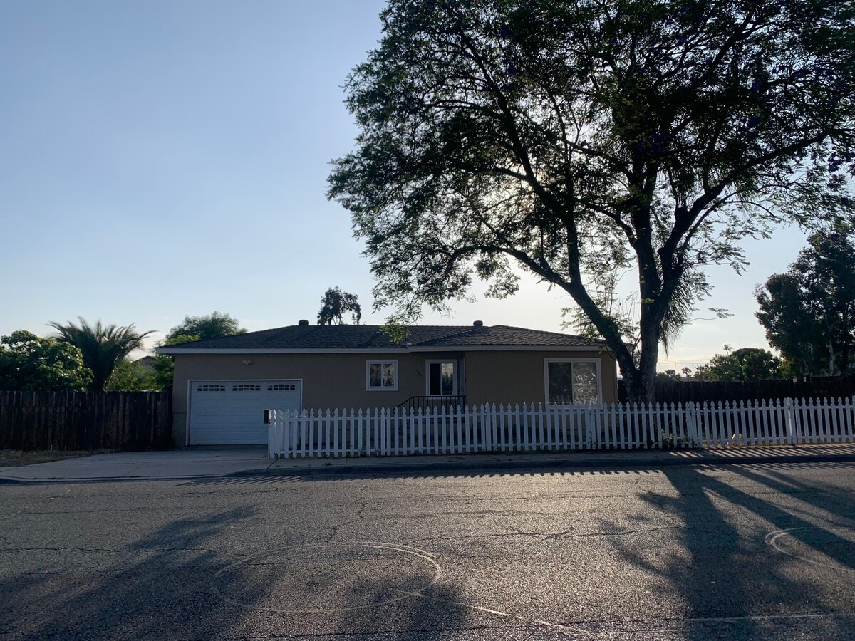 Photo - 894 Grape St