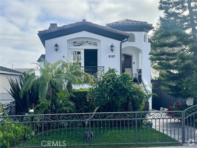 Building Photo - 2127 Manhattan Ave Rental