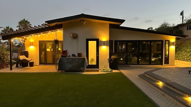 Building Photo - Luxurious Modern Living in the Heart of San Diego with Solar!