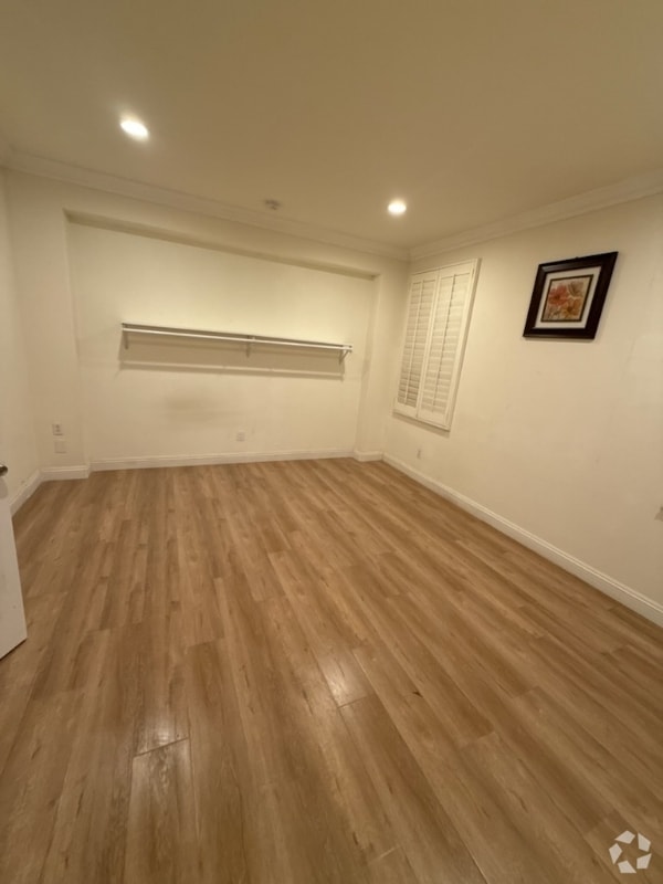 Building Photo - 14925 Shoreham St Rental