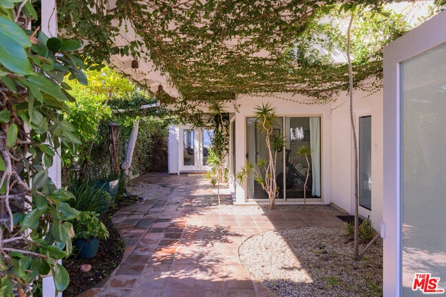 Photo - 241 Rees St