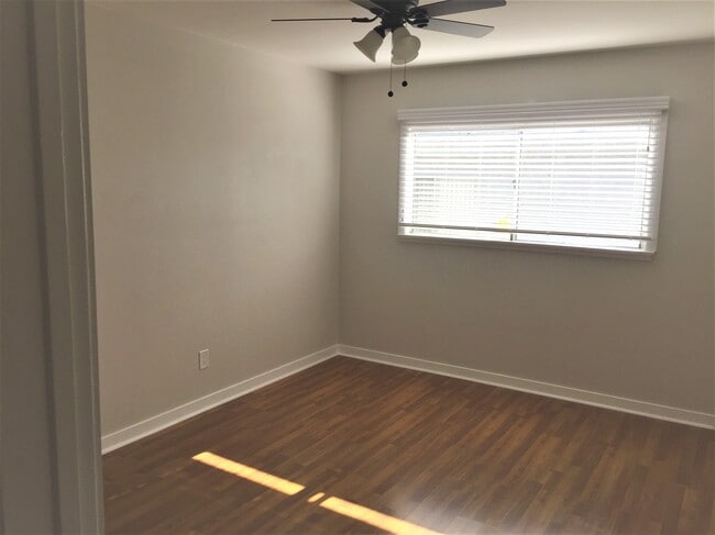 Building Photo - 12641 Vanowen St Unit A