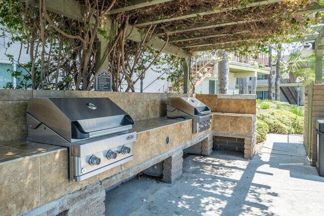 Barbecue Grills - El Cortez Apartments