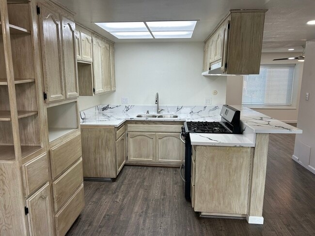 Building Photo - REALLY NICE UPSTRS 1BD 1BA CONDO FOR LEASE! MUST SEE! Unit APT 76