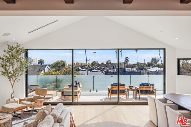 Photo - 2530 Beverley Ave