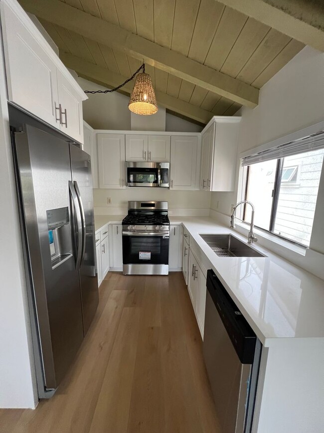 Coastal Living | 4 Bed Upper Unit Near Bal... - Coastal Living | 4 Bed Upper House Unit Near Bal...