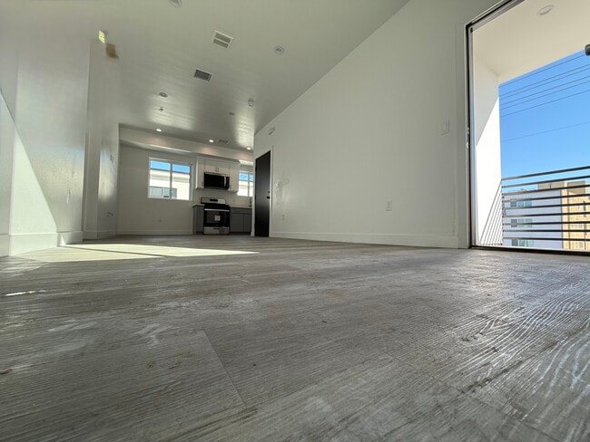 Photo - 11451-11455 Victory Blvd