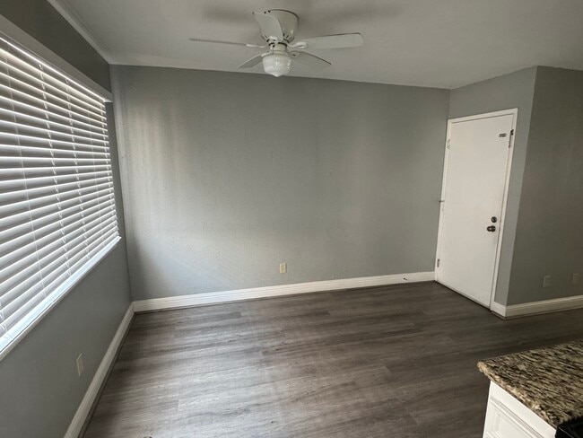 Dining area - 2206 N Broadway