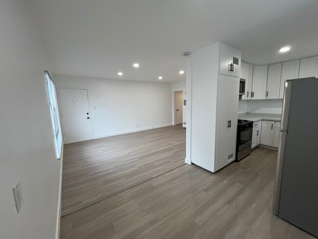 Building Photo - 3633 Kelton Ave Unit 4