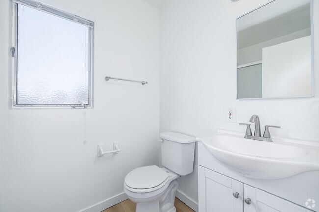 Studio - 700SF - Bathroom - Sunset West