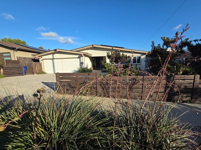 Building Photo - Wonderful Mid Century Home available for lease