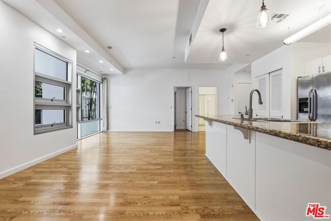 Photo - 630 W 6th St Unit 310