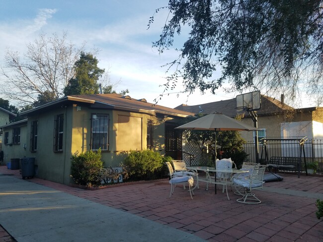 Building Photo - 1315 W 36th Pl Rental