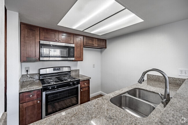 2BR, 2BA - 950SF - Kitchen - Gilbert Court Apartments