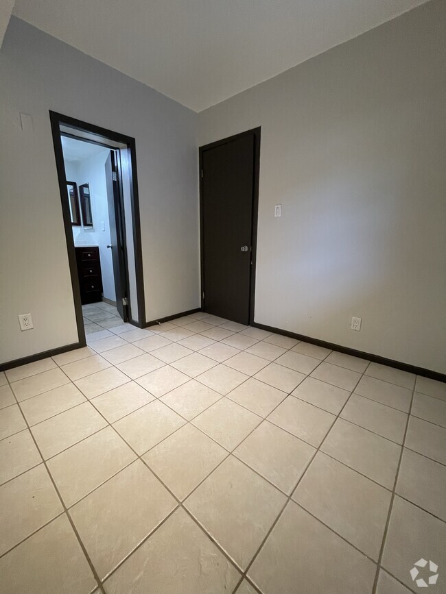 Building Photo - 4033 Madison Ave Unit 40331/2 Rental