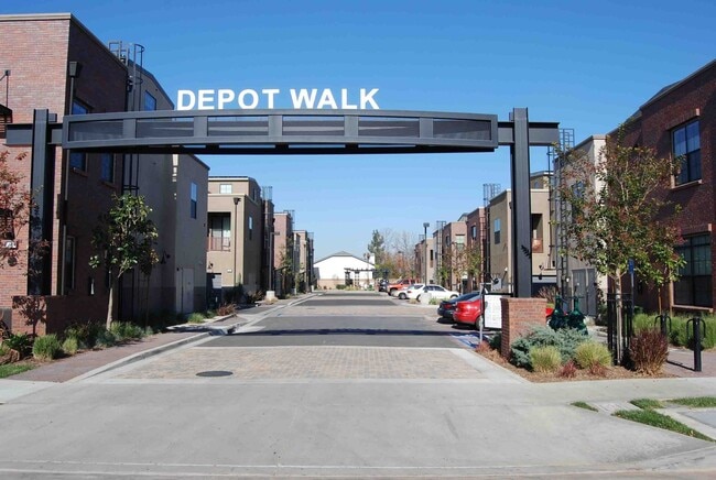 Building Photo - 3 Bedroom 3 Bath Townhouse Style Condo at Depot Walk in Orange
