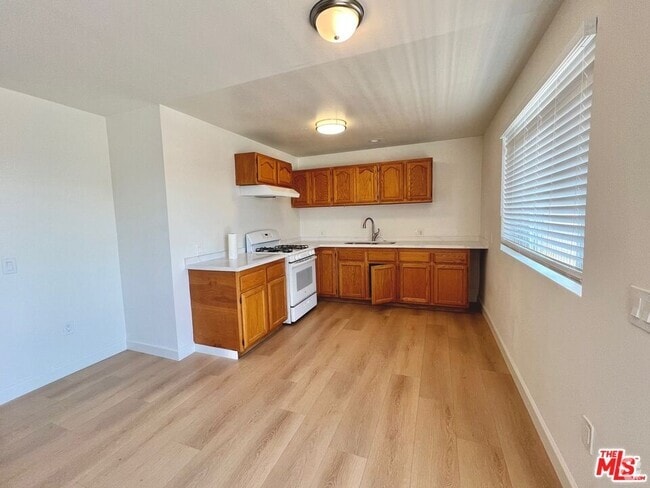 Building Photo - 436 N Harvard Blvd Unit 202 Rental